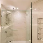 Apartment 2 Bed 2 Bath In Cbd With Car Park Brisbane