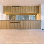 Apartment 2 Bed 2 Bath In Cbd With Car Park