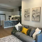 Great Located Unit/Private Balcony, Pool,Gym,Parking