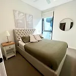 Great Located Unit/Private Balcony, Pool,Gym,Parking