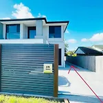 Modern 2 Bedrooms House Close To Qeii Hospital & Grifith Uni Apartment *