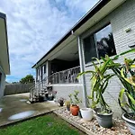 Modern 2 Bedrooms House Close To Qeii Hospital & Grifith Uni Apartment