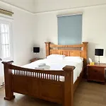 26 Gladstone Rd Highgate Hill