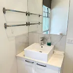 Guest house 26 Gladstone Rd Highgate Hill *