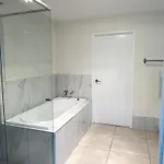 26 Gladstone Rd Highgate Hill *