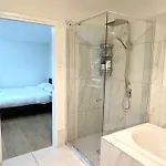 Guest house 26 Gladstone Rd Highgate Hill *