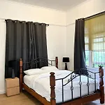 Guest house 26 Gladstone Rd Highgate Hill