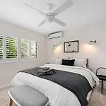 Stylish & Sweet In New Farm ~ 2 Bed/1 Bath /1 Car