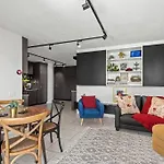 On Point! 2Bed, Study, 2Bath, 1Car ~ 2Kms Cbd