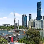 On Point! 2Bed, Study, 2Bath, 1Car ~ 2Kms Cbd