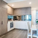 City Retreat: Modern 2Br Apartment W Rooftop Pool