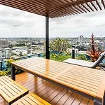 City Retreat: Modern 2Br Apartment W Rooftop Pool