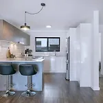 Centro At Toowong - Modern Spacious Living With Pool Apartment