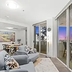 Lux Sub-Penthouse With Casino Views