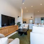 3 Bedrooms 2 Bathrooms W Parking & Pool Apartment *