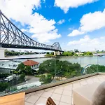 3 Bedrooms 2 Bathrooms W Parking & Pool Brisbane