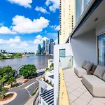 3 Bedrooms 2 Bathrooms Apartment W Parking & Pool