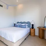 3 Bedrooms 2 Bathrooms W Parking & Pool *