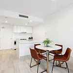 Stylish 2-Bed With Rooftop Bbq, Pool & Gym