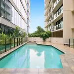 Stylish 2-Bed With Rooftop Bbq, Pool & Gym