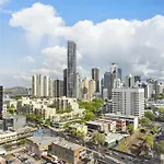 Chic 2-Bed With Skyline Views Pool And Gym