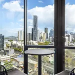 Chic 2-Bed With Skyline Views Pool And Gym
