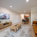 Deluxe 2-Bed Unit With Parking And Outdoor Area