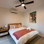 Deluxe 2-Bed Unit With Parking And Outdoor Area