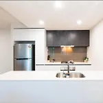 Apartment South 2 Bed 2 Bath With Parking *