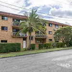 Lovely 2-Bed By Oxenham Park Transport & Shops