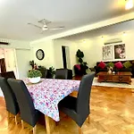 Spacious Hideaway Retreat, Brookfield, Brisbane