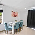 Unit In Inner Brisbane With Movie Room And Parking