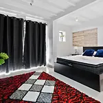 Unit In Inner Brisbane With Movie Room And Parking