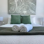 Top-floor Luxe In The Free Parking, Pool, Gym, Wifi