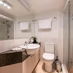 Apartment Spacious Inner City 2-bed With Parking And Balcony