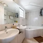 Spacious Inner City 2-bed With Parking And Balcony * Brisbane