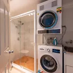 Apartment Spacious Inner City 2-bed With Parking And Balcony *