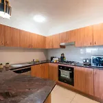 Spacious Inner City 2-bed With Parking And Balcony *