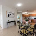 Apartment Spacious Inner City 2-bed With Parking And Balcony