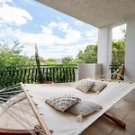 Spacious Inner City 2-bed With Parking And Balcony Apartment Brisbane