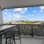 Spacious 1-Bed Unit With Rooftop Infinity Pool