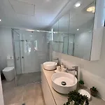 2-bed Unit With Large Backyard, Bbq & Parking Apartment *