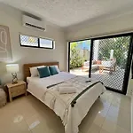 Apartment 2-bed Unit With Large Backyard, Bbq & Parking