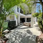 2-Bed Unit With Large Backyard, Bbq & Parking