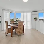 Lavish 3-bed With Wraparound Balcony And Pool * Brisbane