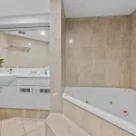 Lavish 3-bed With Wraparound Balcony And Pool Apartment Brisbane