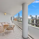 Lavish 3-bed With Wraparound Balcony And Pool * Brisbane