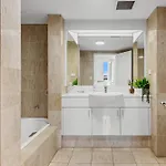 Apartment Lavish 3-bed With Wraparound Balcony And Pool