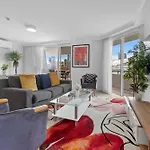 Apartment Lavish 3-bed With Wraparound Balcony And Pool Brisbane