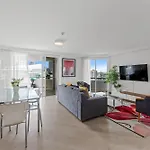 Lavish 3-bed With Wraparound Balcony And Pool * Brisbane